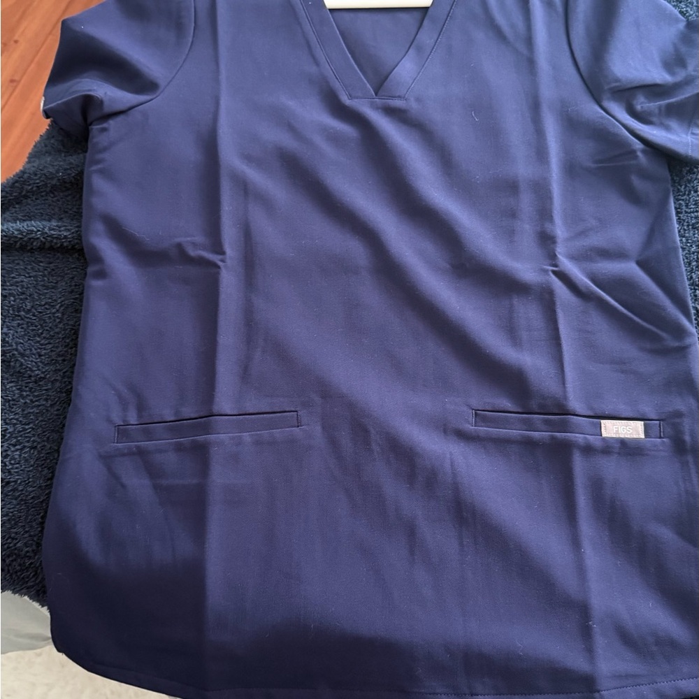 Figs Casma three pocket scrub top Navy